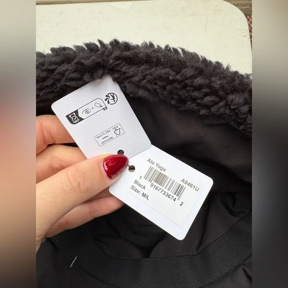 ❌SOLD❌ALO YOGA Foxy Sherpa Bucket Hat in Black New with Tags! - Picture 5 of 7
